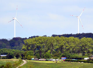 Blick von Oberkaufungen auf die Windräder am Standort Niestetal (Foto: Reinhold Orth)