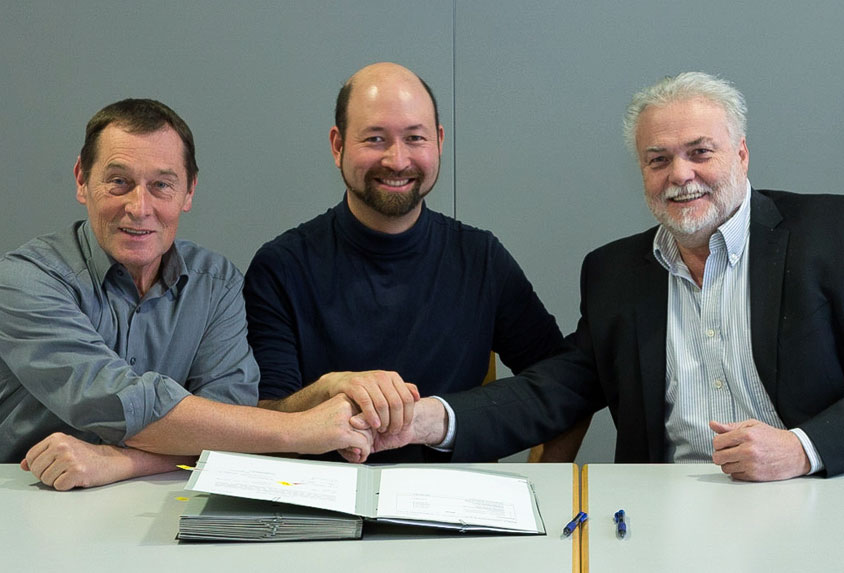 Bernd Winter und Raymond Deuchert Vorstände der EnergieGenossenschaft mitThomas Meil, Geschäftsführer der Stadtwerke Witzenhausen, nach der Unterzeichnung des Beteiligungsvertrages. Foto: Regine Rohmund