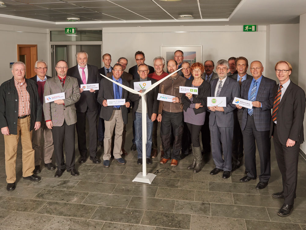 Eine ganze Region steht zur Energiewende und zur WIndkraft: nordhessische Bürgerenergiegenossenschaften, Stadtwerke und eine Kommune haben Anteile am ersten Windpark der Städtischen Werke aus Kassel erworben. (Bild Michael Wiedemann, Rechte Städtische Werke AG)